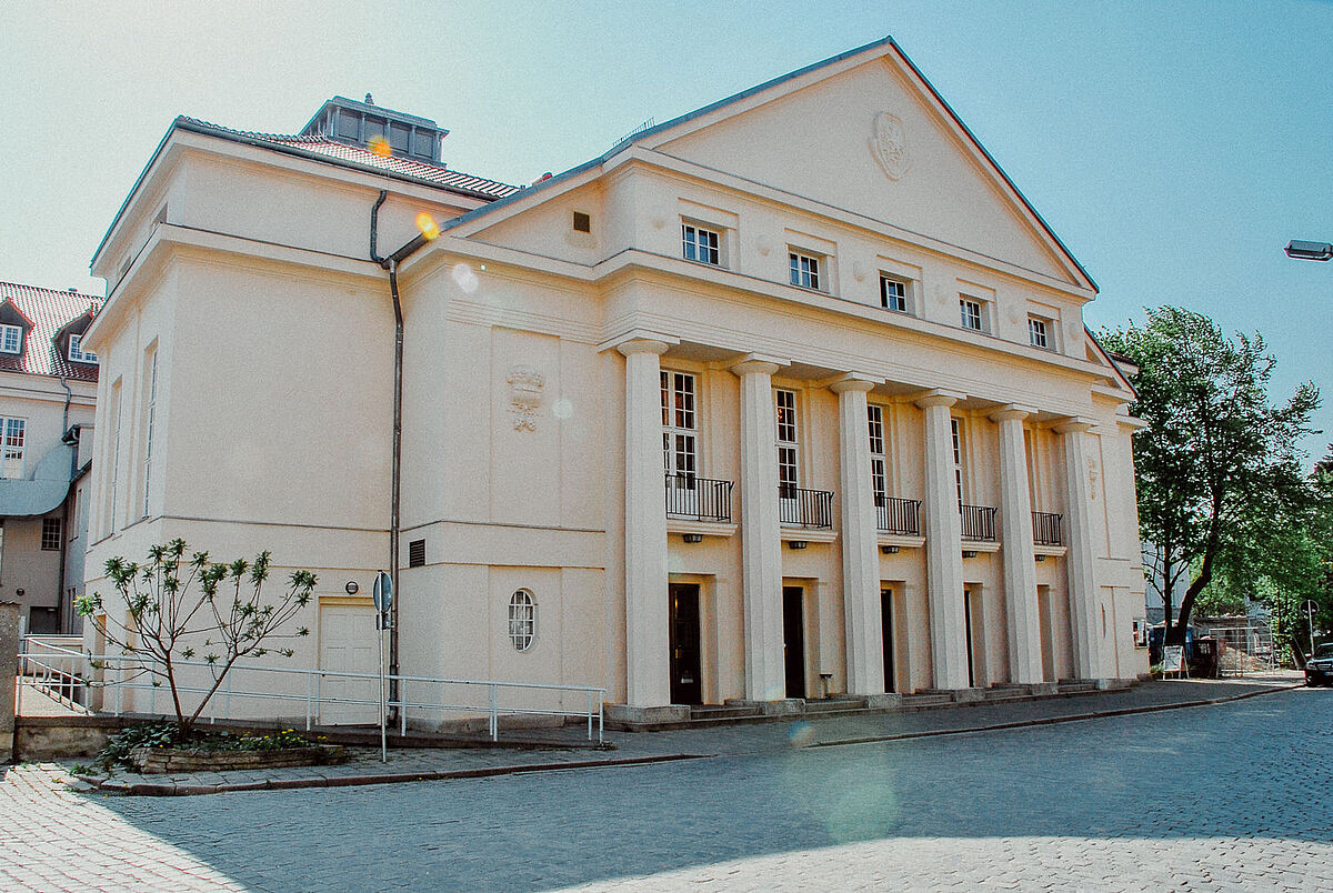 Theater Vorpommern Das Theater Vorpommern und sein säulengetragener Eingang von außen.