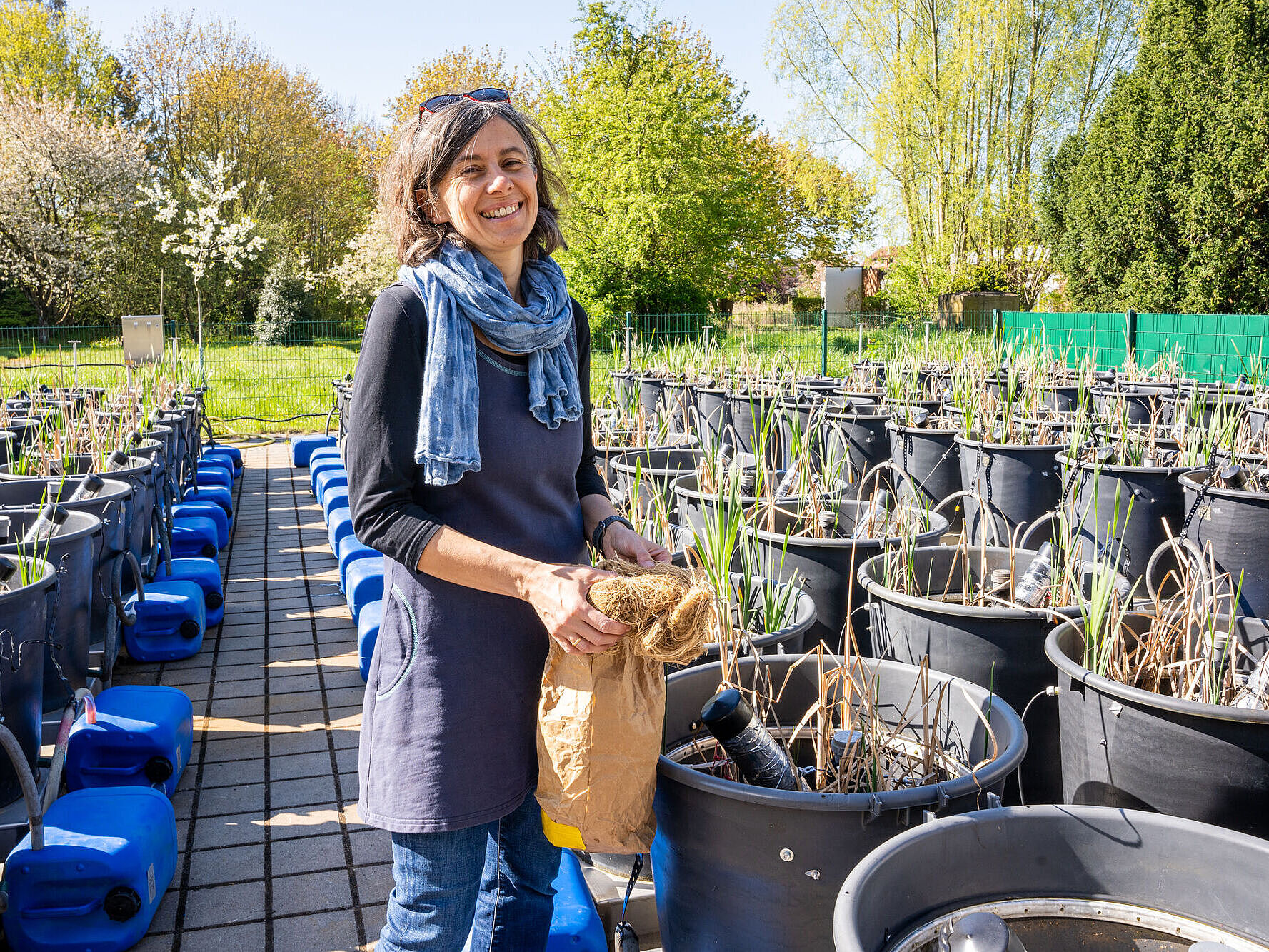 Dr. Franziska Tanneberger in the mesocosm set-up