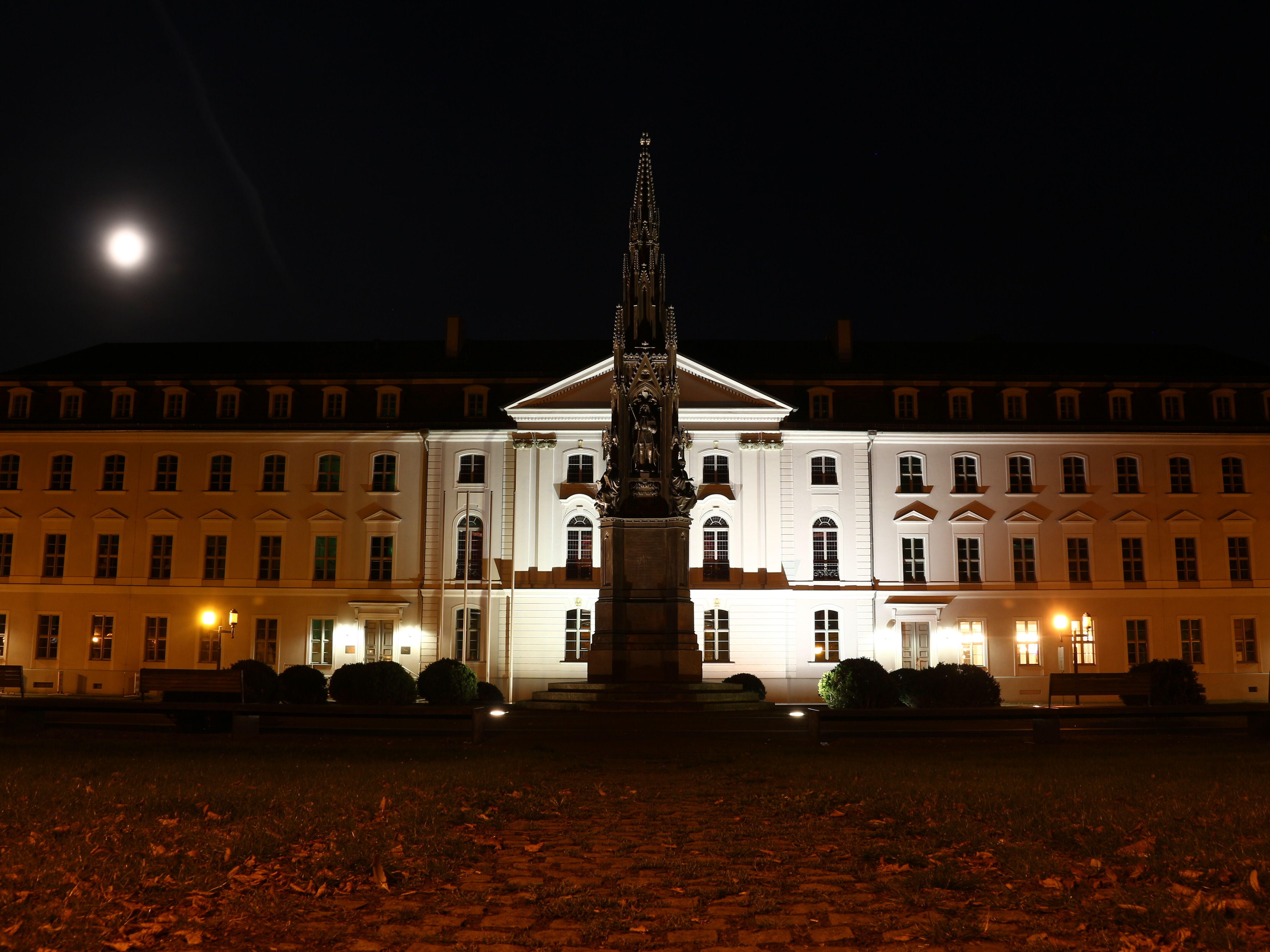 Unihauptgebäude bei Nacht – Foto: Kilian Dorner