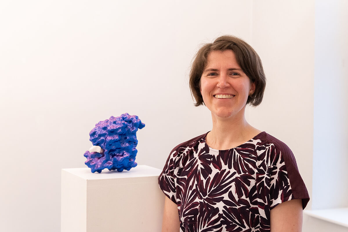 Marie Zühlke vor einem von ihr entworfenen Modell