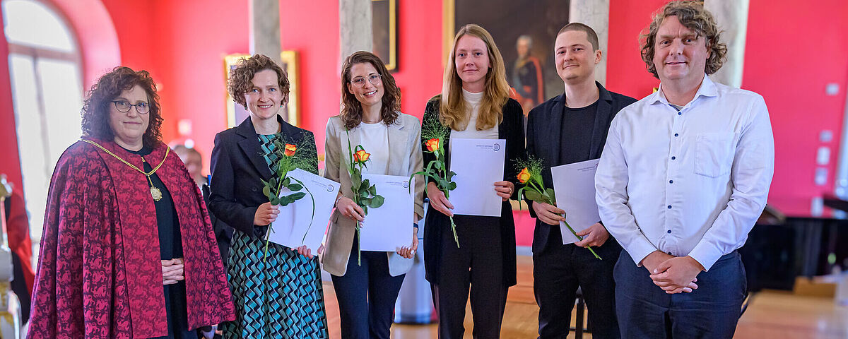 Verleihung der Preise für herausragende Dissertationen durch den Verein der Freunde und Förderer der Universität Greifswald Gruppenbild nach der Verleihung der Preise für herausragende Dissertationen durch den Verein der Freunde und Förderer der Universität Greifswaldin der Aula der Uni.