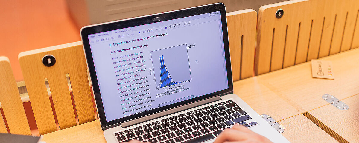 Digitale Lehre Symbolbild, © Till Junker, 2018 Eine Person sitzt an einem geöffneten Laptop