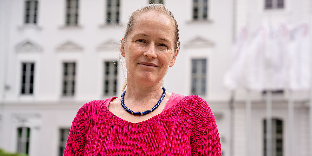 Porträt Prof. Dr. Christina Brandt Frau Prof. Dr. Christina Brandt wurde vor dem Unihauptgebäude Greifswald fotografiert.