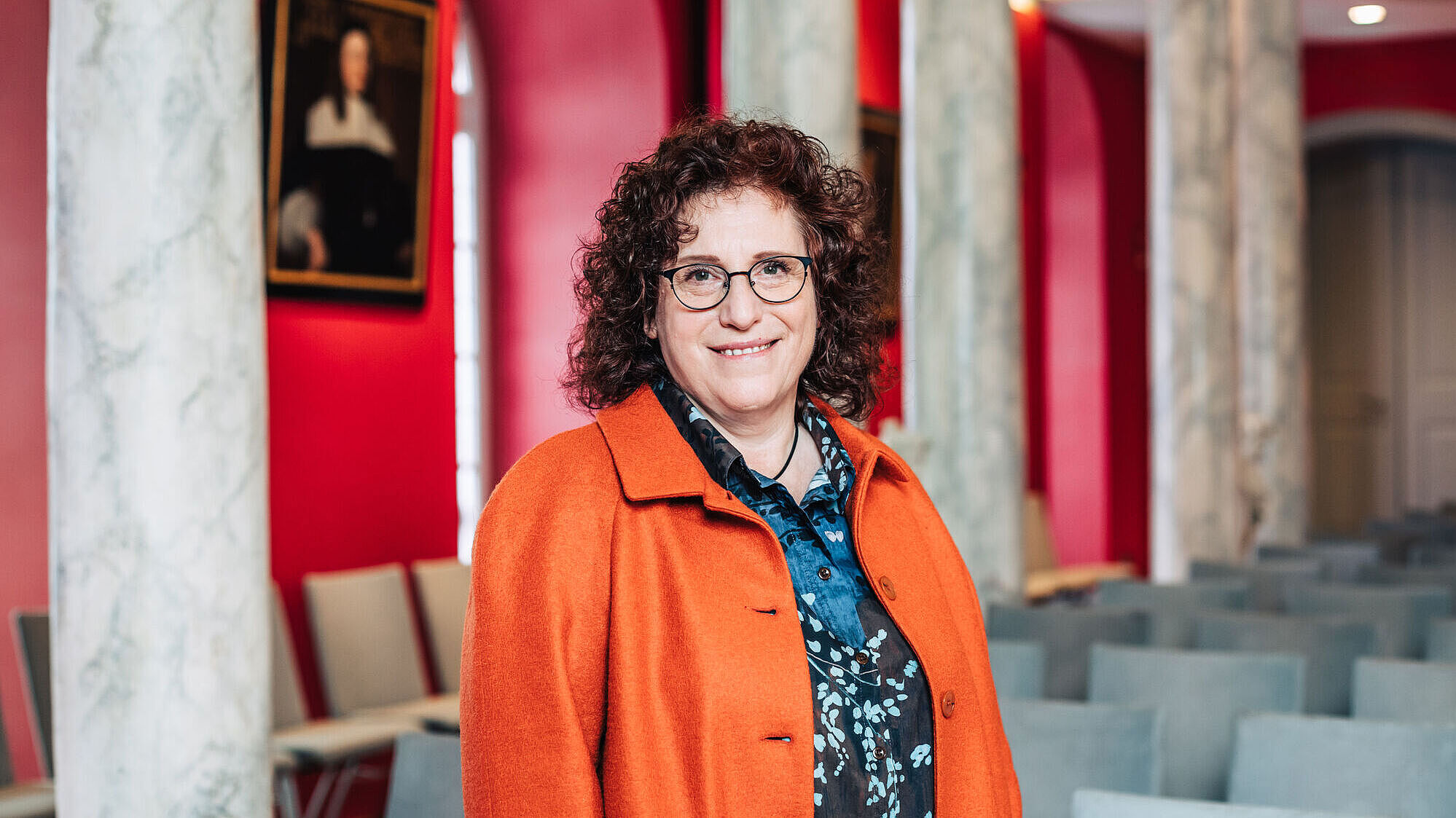 Portrait of the Rector of the University of Greifswald The photo is a portrait of Rector of the University of Greifswald, Prof. Dr. Katharina Riedel, in the Aula