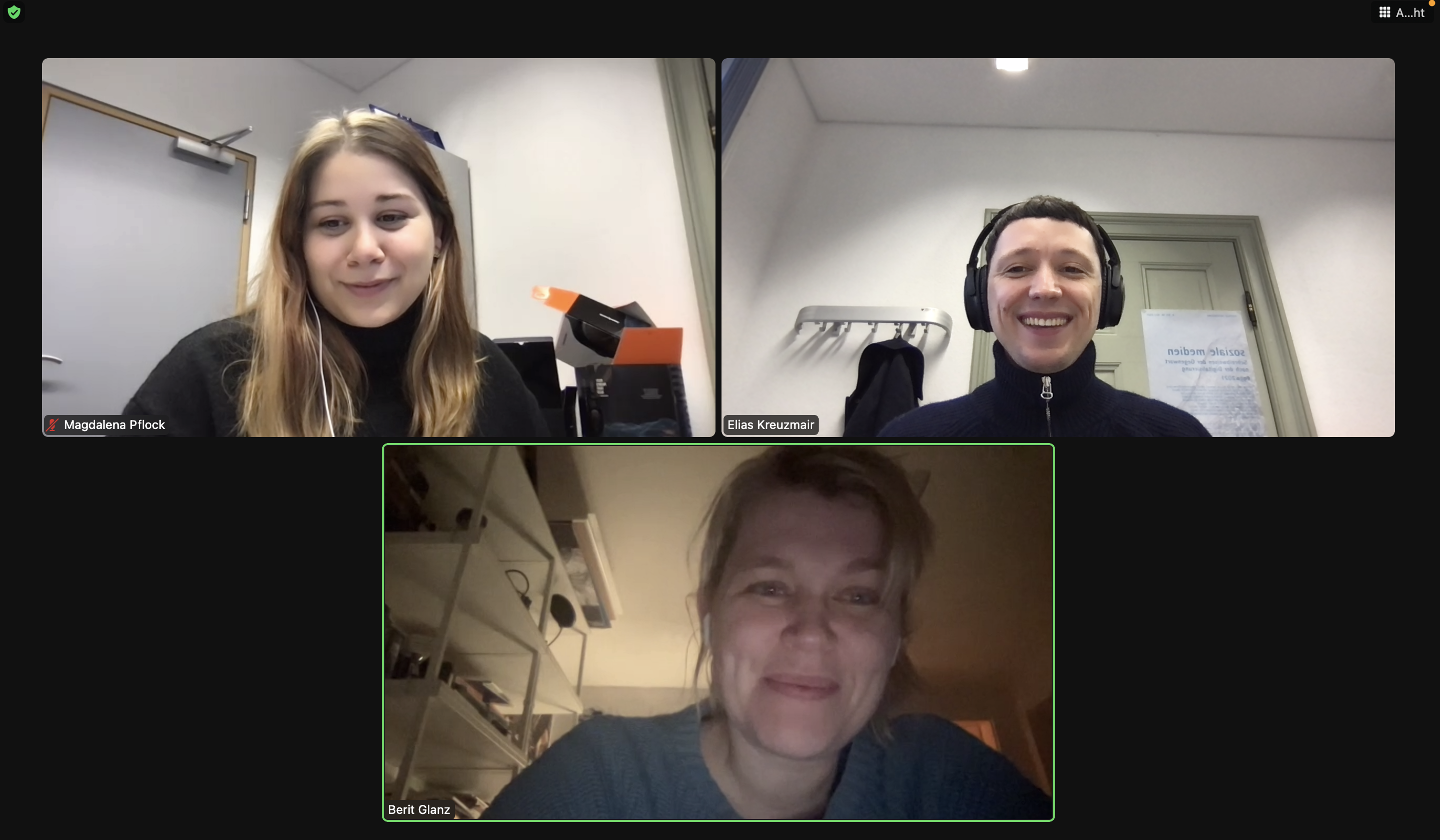 Magdalena Pflock, Elias Kreuzmair und Berit Glanz bei der Aufnahme des Podcasts